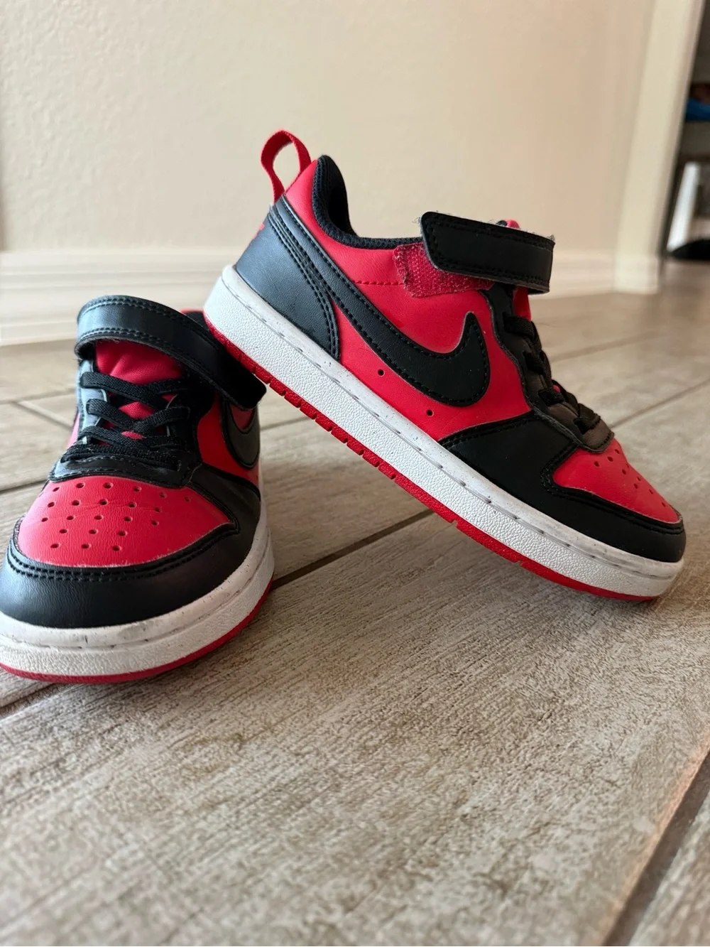 Nike Kids Black and Red Low-Top Sneakers with Hook-and-Loop Strap
